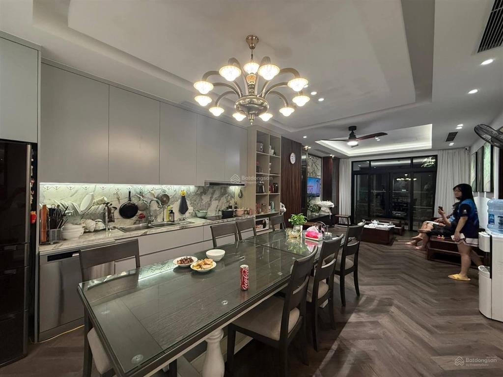 Bán căn hộ 4n tòa r2 royal city, thanh xuân. 131m2, nội thất víp và tầng đẹp, giá 16.9 tỷ có tl.