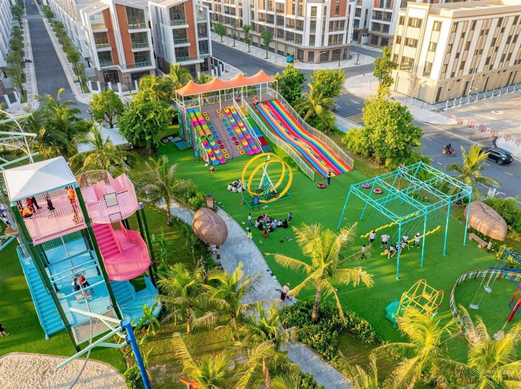 Nhà liền kề 2 đường phố biển, kinh doanh sầm uất