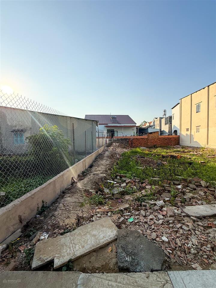 Bán lô đất (dt 68m2) sổ riêng thổ cư 100%  xdtd vị trí ngay chợ bửu hoà. giá chỉ 1,680 tỷ