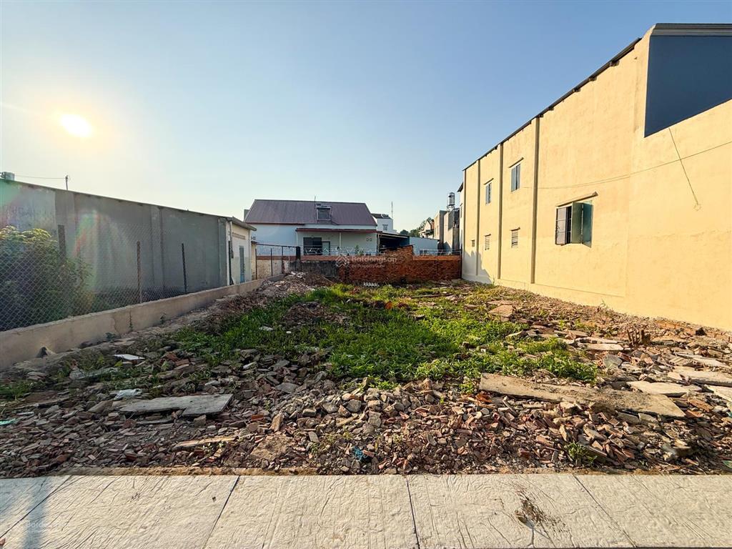 Bán lô đất (dt 68m2) sổ riêng thổ cư 100%  xdtd vị trí ngay chợ bửu hoà. giá chỉ 1,680 tỷ