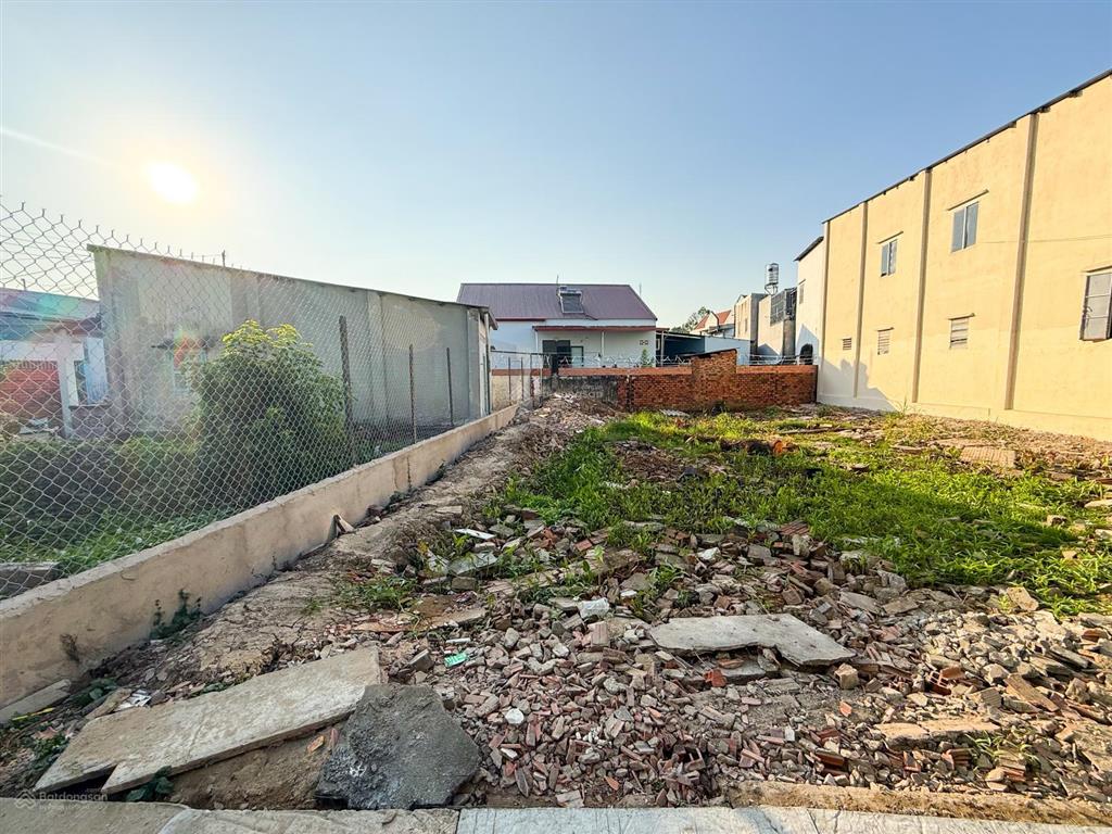 Bán lô đất (dt 68m2) sổ riêng thổ cư 100%  xdtd vị trí ngay chợ bửu hoà. giá chỉ 1,680 tỷ