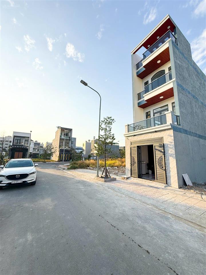 Bán nhà 1 trệt 2 lầu 3 tấm đúc góc 2 mặt tiền (hoàn công) đường f8 tđc bửu long 3. giá chỉ 5,7 tỷ