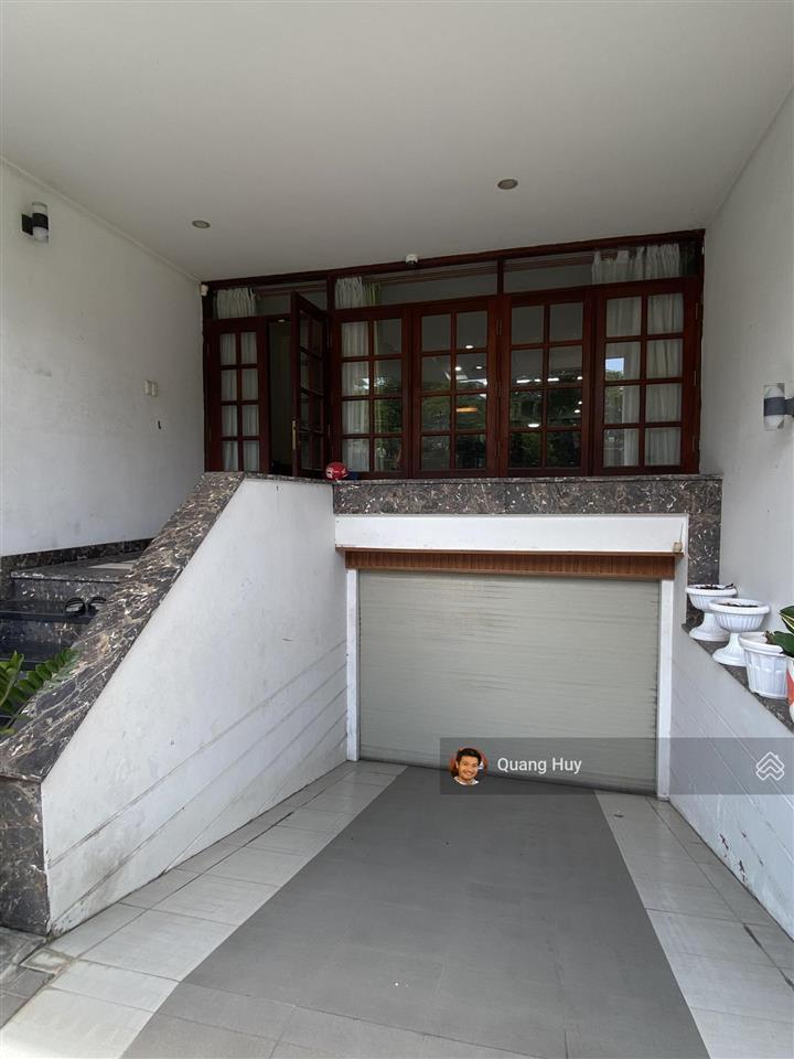 Cho thuê nguyên căn nhà phố đối diện công viên, hầm 4tầng, full nội thất gần globalcity giá 30tr/th