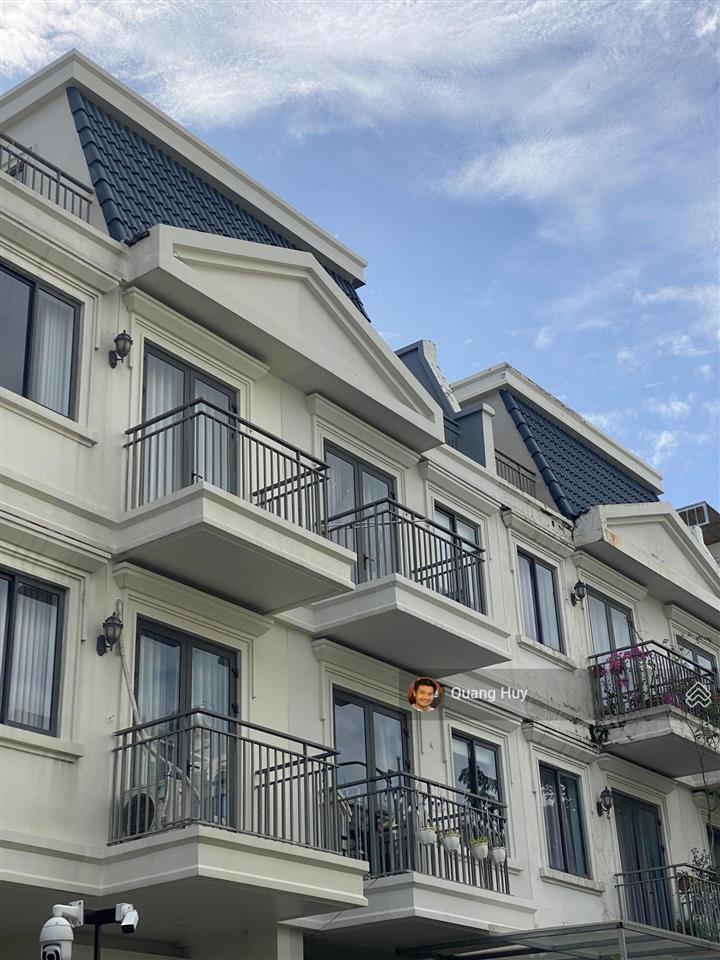 Cho thuê nhà phù hợp gia đình ở  4pn 5wc  đường giữa sông và hồ lakeview chỉ 32tr/th