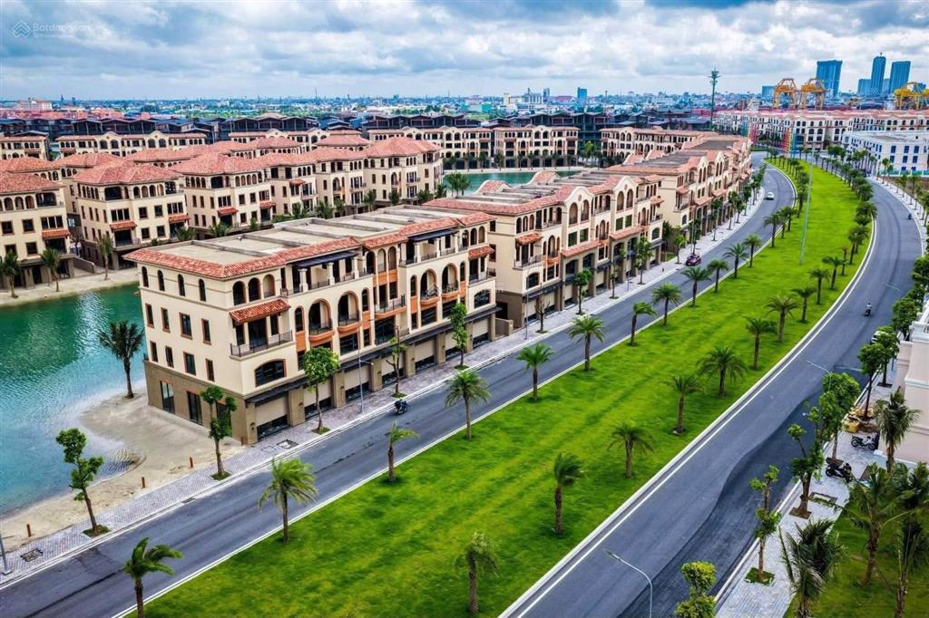 Chuyển nhượng shophouse mặt đường tia sáng  vinhomes royal island vũ yên hơn 5 tỷ