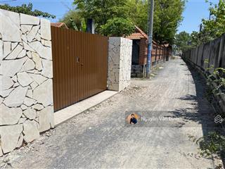 Lô góc 2 mặt tiền đường ô tô chạy thoải mái cách biển hước hải chỉ 800m
đi bộ ra chợ và biển2ty4