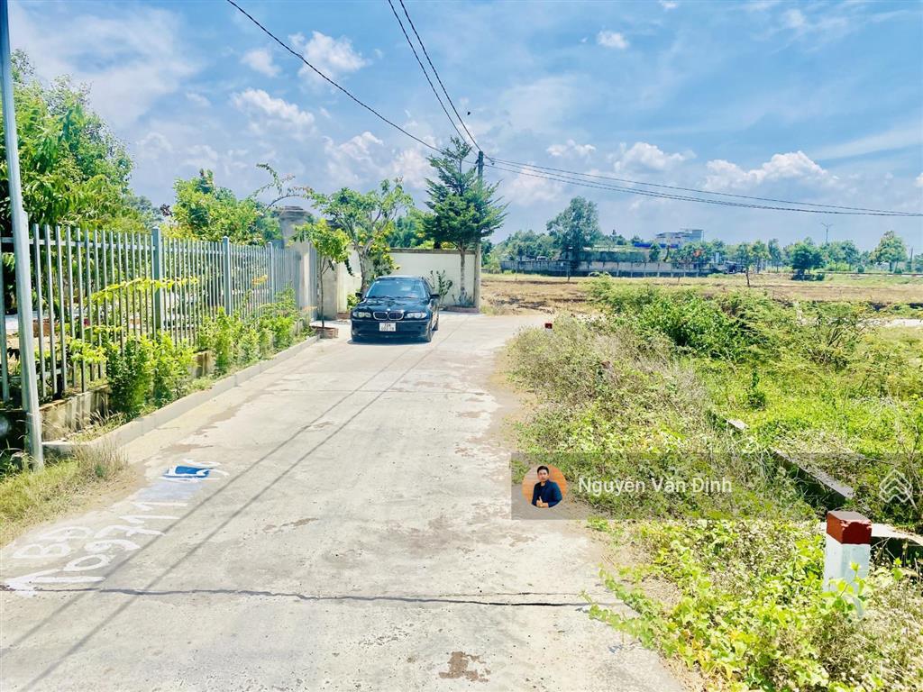 Chỉ 3ty9 sở hữu 2500m2 có 42m mặt tiền bê tông xe hơi, cách võ thị sáu 50m
ngay trung tâm đất đỏ