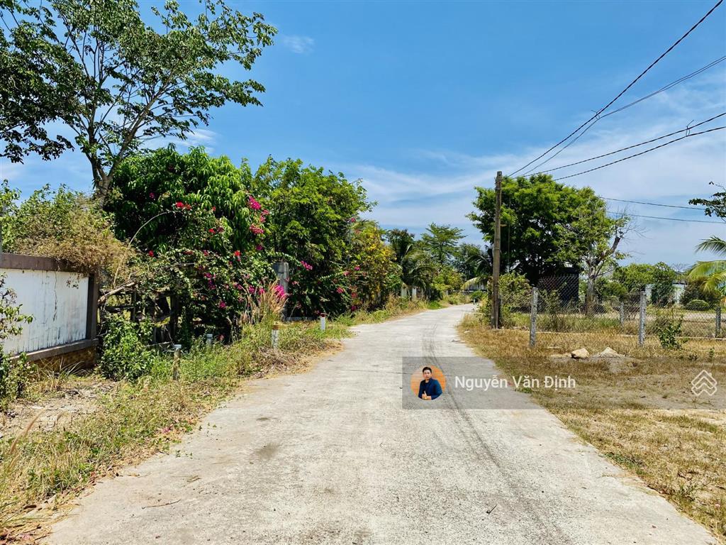 Chỉ 3ty9 sở hữu 2500m2 có 42m mặt tiền bê tông xe hơi, cách võ thị sáu 50m
ngay trung tâm đất đỏ