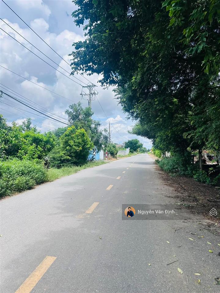 Diện tích 1413m2 (12.8 x 100m, nở hậu 18m), có sẵn 100m2 thổ cư. mặt tiền đường nhựa, giá 2 tỷ 7