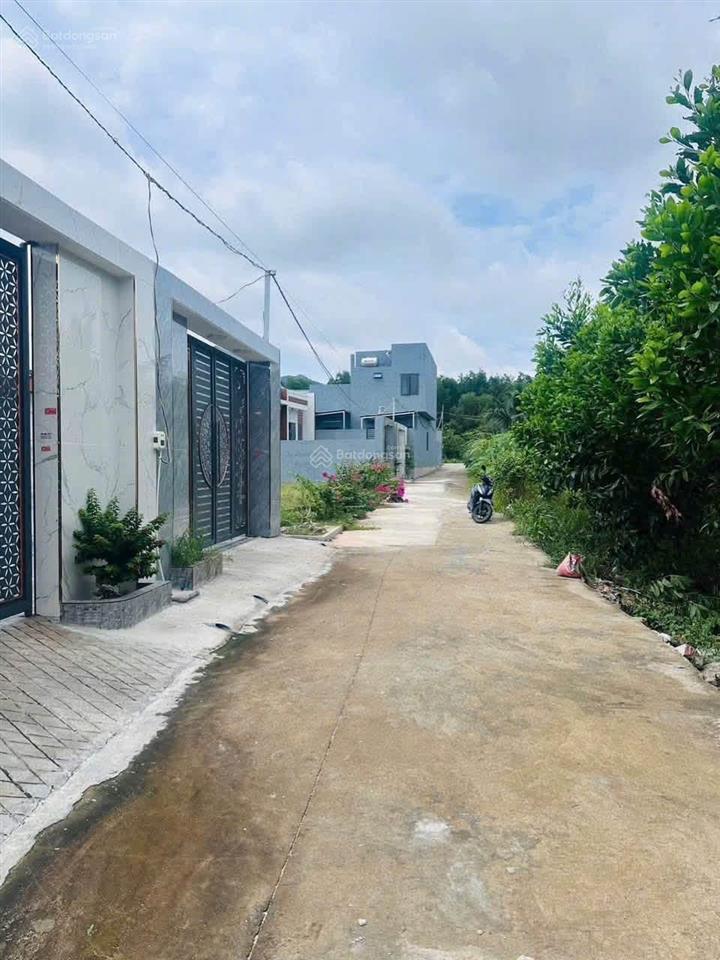 Chủ cần bán hạ giá chỉ còn 6 tỷ.
diện tích 3200m2, mặt tiền 40m, thổ cư 640m2