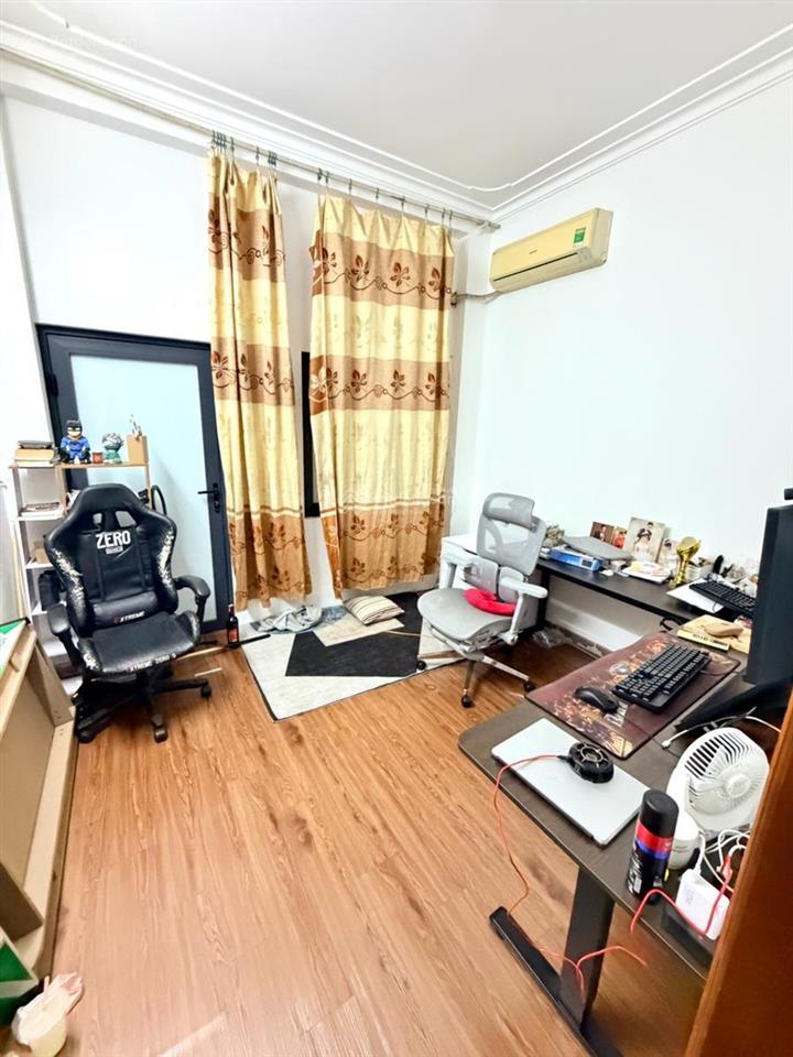 Nhà đẹp cầu giấy 30m 4 tầng cách phố 30m 7,95 tỷ