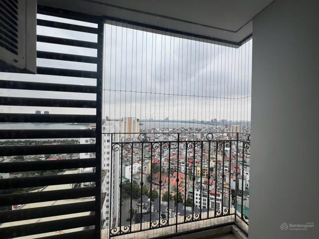 Cho thuê căn hộ 3pn view hồ tây, nhà mới tinh