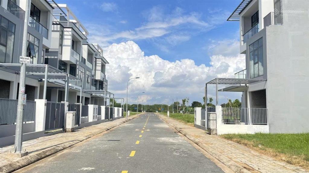 Cần bán đất nền quận 9  mặt tiền đường lớn  100m2  full thổ cư