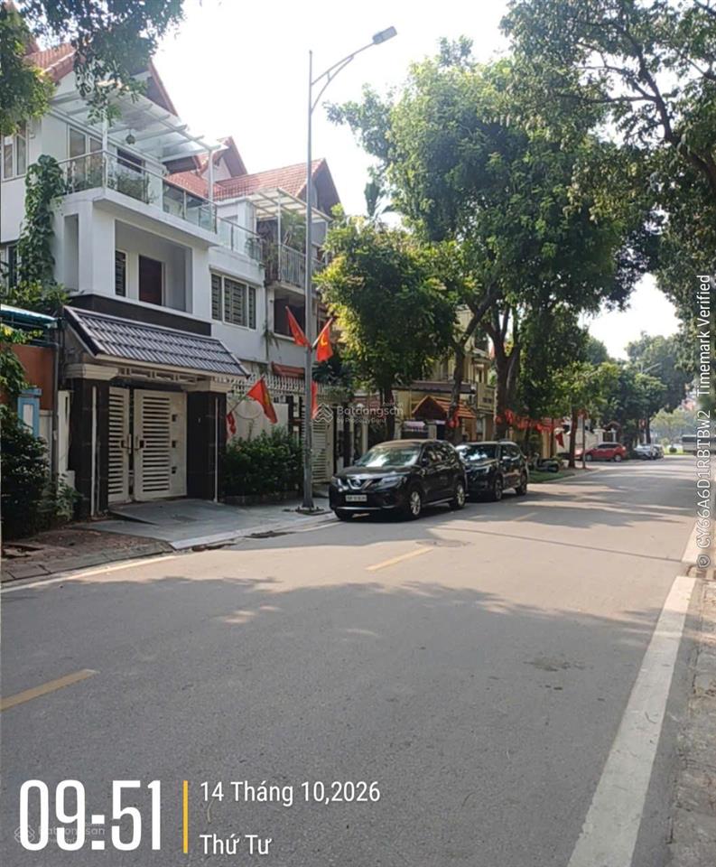 Bán biệt thự song lập khu đô thị việt hưng dt 198 m2 mặt tiền 11 m hoàn thiện cơ bản .