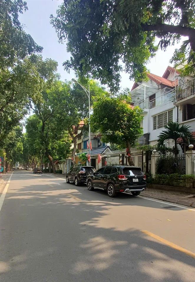 Bán biệt thự song lập khu đô thị việt hưng dt 198 m2 mặt tiền 11 m hoàn thiện cơ bản .