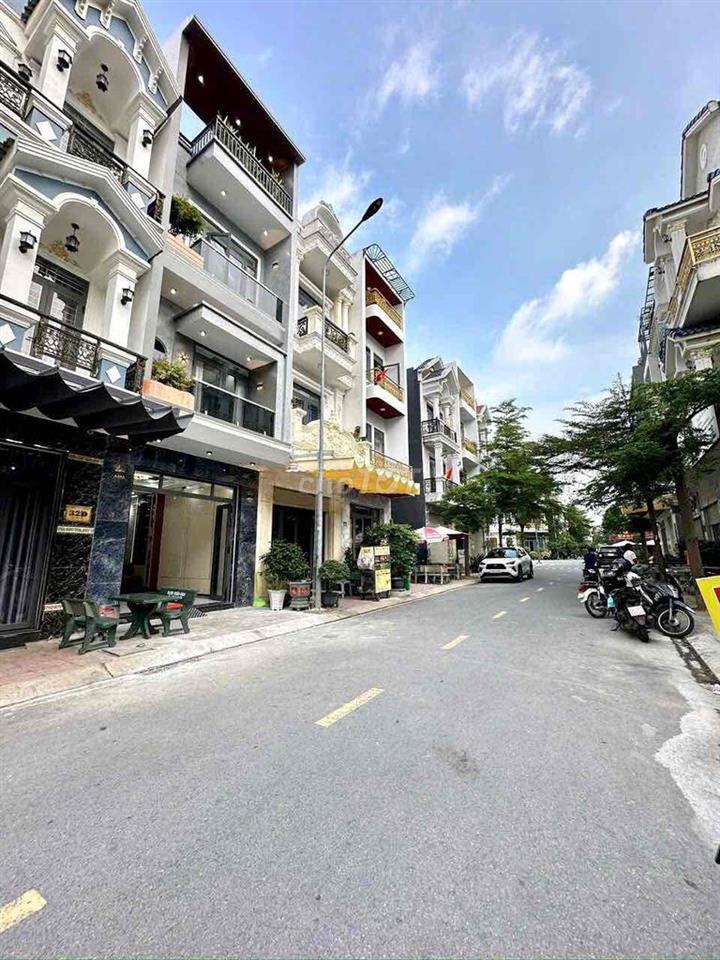 nhà 2 lầu 1 trệt Bình Chuẩn,Thuận An,đầy đủ nội thất,đường 7m đậu ô to