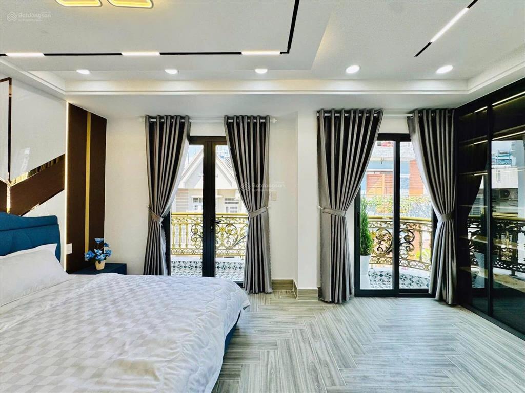 Nhà đẹp xây mới full nội thất, có thang máy, hẻm xe hơi tại p12 gò vấp.
diện tích 5.3m x 10 nở hậu