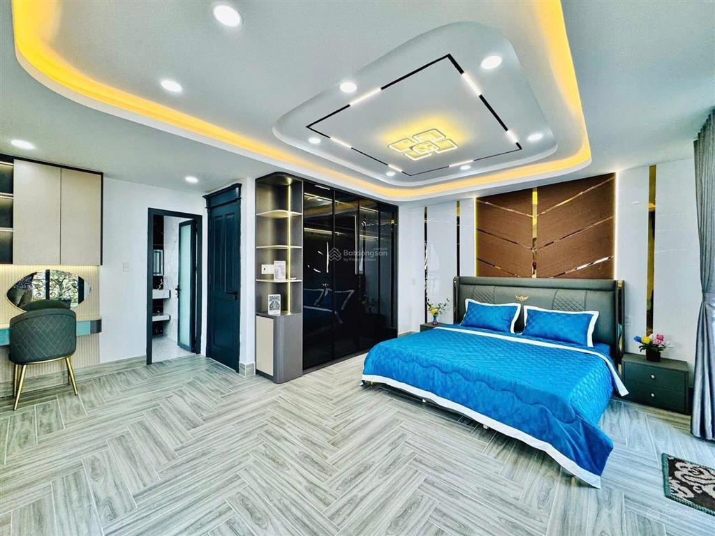 Nhà đẹp xây mới full nội thất, có thang máy, hẻm xe hơi tại p12 gò vấp.
diện tích 5.3m x 10 nở hậu