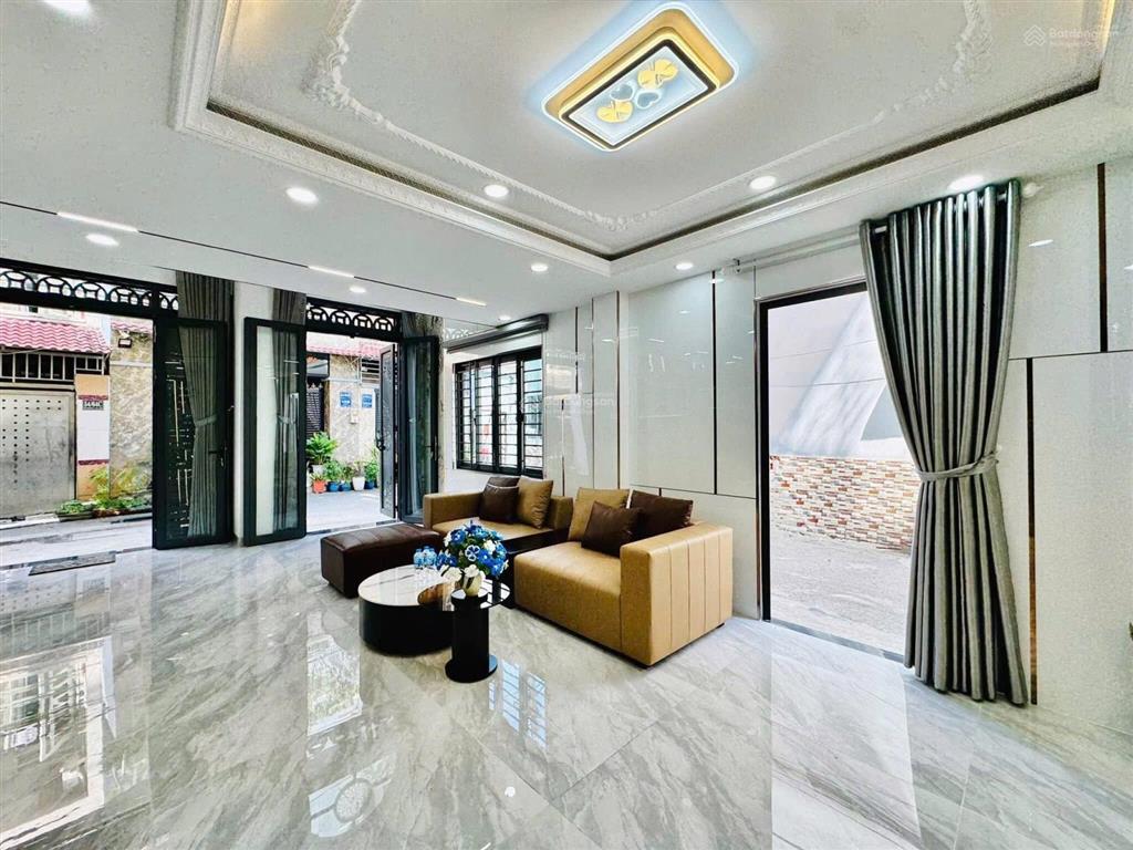 Nhà đẹp xây mới full nội thất, có thang máy, hẻm xe hơi tại p12 gò vấp.
diện tích 5.3m x 10 nở hậu