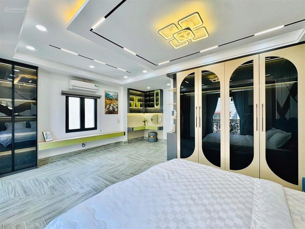 Nhà đẹp xây mới full nội thất, có thang máy, hẻm xe hơi tại p12 gò vấp.
diện tích 5.3m x 10 nở hậu