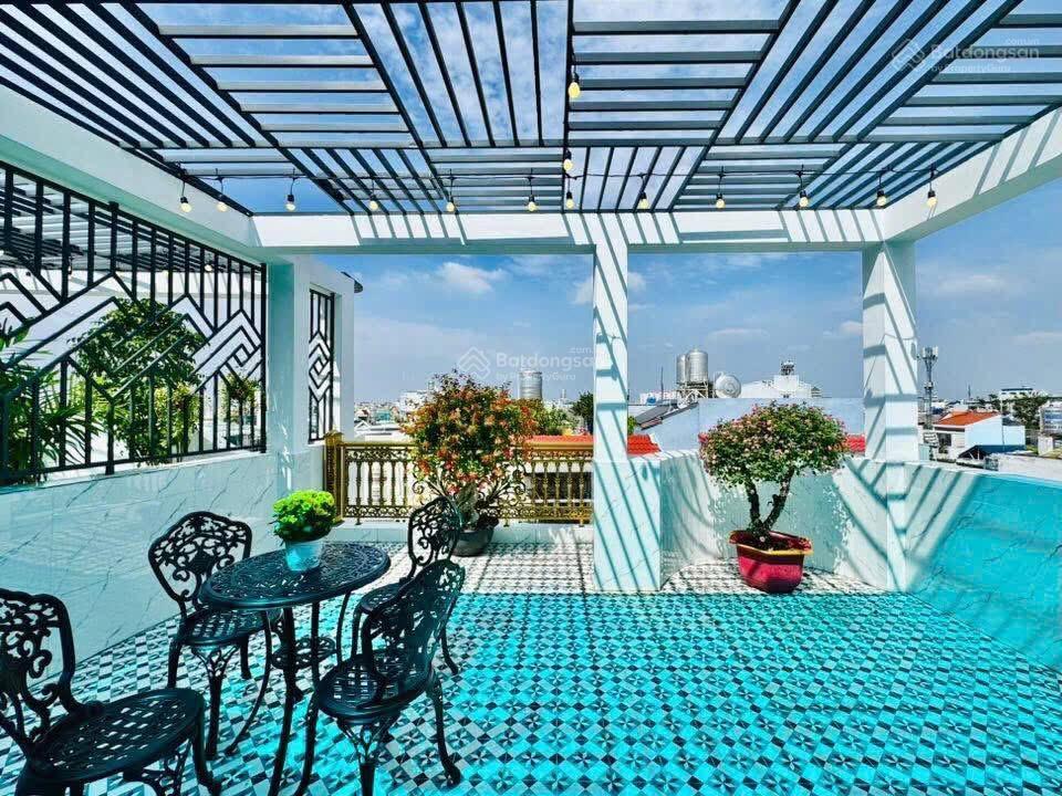 Nhà đẹp xây mới full nội thất, có thang máy, hẻm xe hơi tại p12 gò vấp.
diện tích 5.3m x 10 nở hậu