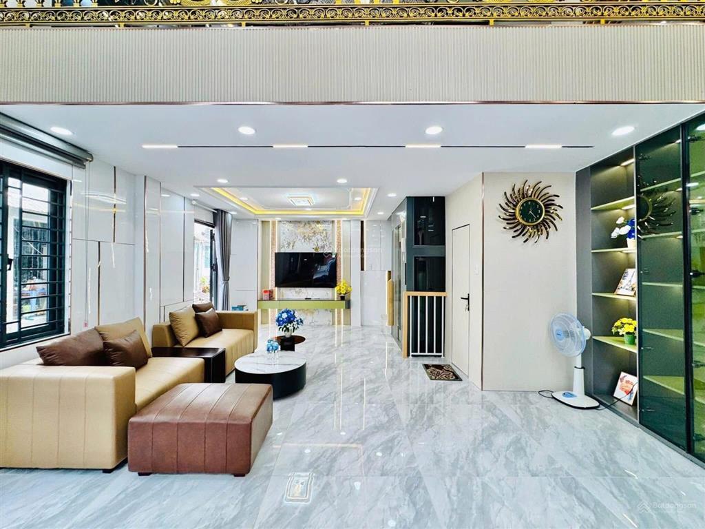 Nhà đẹp xây mới full nội thất, có thang máy, hẻm xe hơi tại p12 gò vấp.
diện tích 5.3m x 10 nở hậu