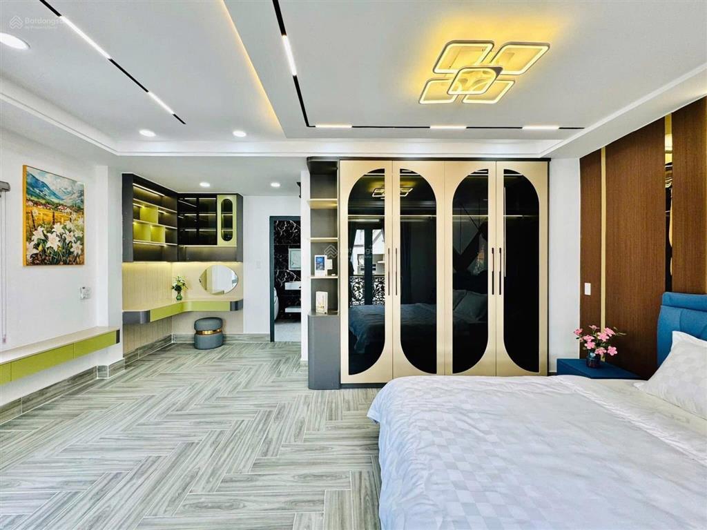 Nhà đẹp xây mới full nội thất, có thang máy, hẻm xe hơi tại p12 gò vấp.
diện tích 5.3m x 10 nở hậu