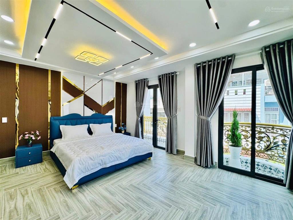 Nhà đẹp xây mới full nội thất, có thang máy, hẻm xe hơi tại p12 gò vấp.
diện tích 5.3m x 10 nở hậu
