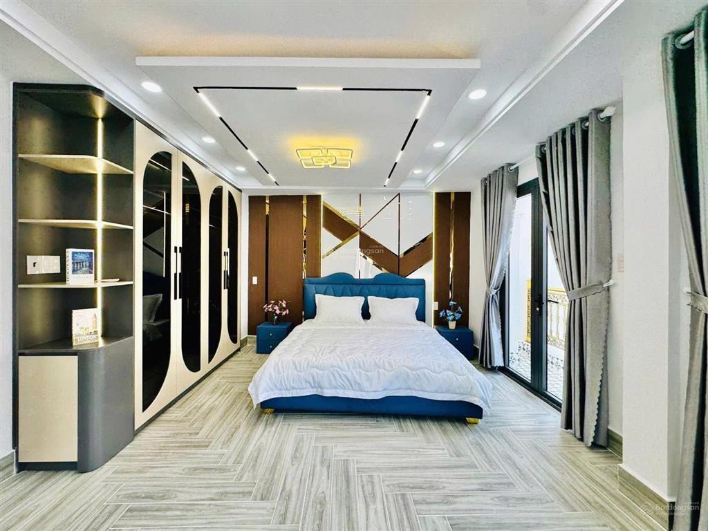 Nhà đẹp xây mới full nội thất, có thang máy, hẻm xe hơi tại p12 gò vấp.
diện tích 5.3m x 10 nở hậu