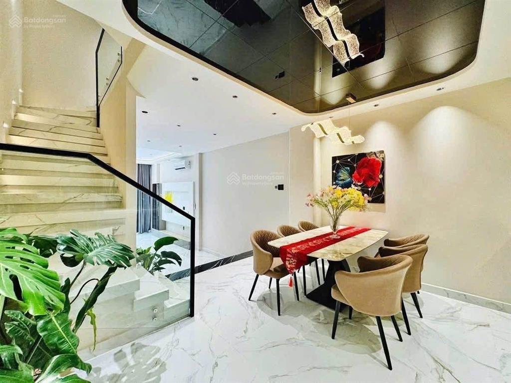 Hạ giá cho căn nhà hxh sau căn mt phường trung tâm gò vấp