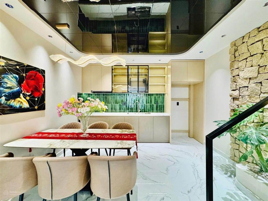 Hạ giá cho căn nhà hxh sau căn mt phường trung tâm gò vấp