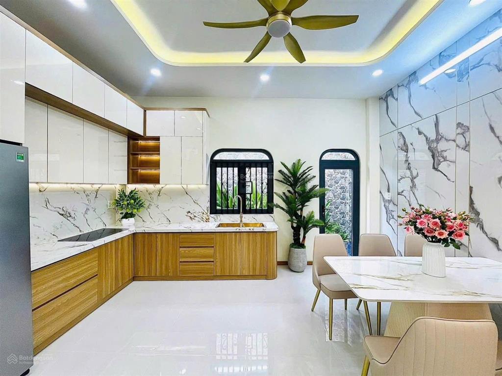 Bán siêu phẩm ngang 5m view đẹp kế bên siêu thị emart