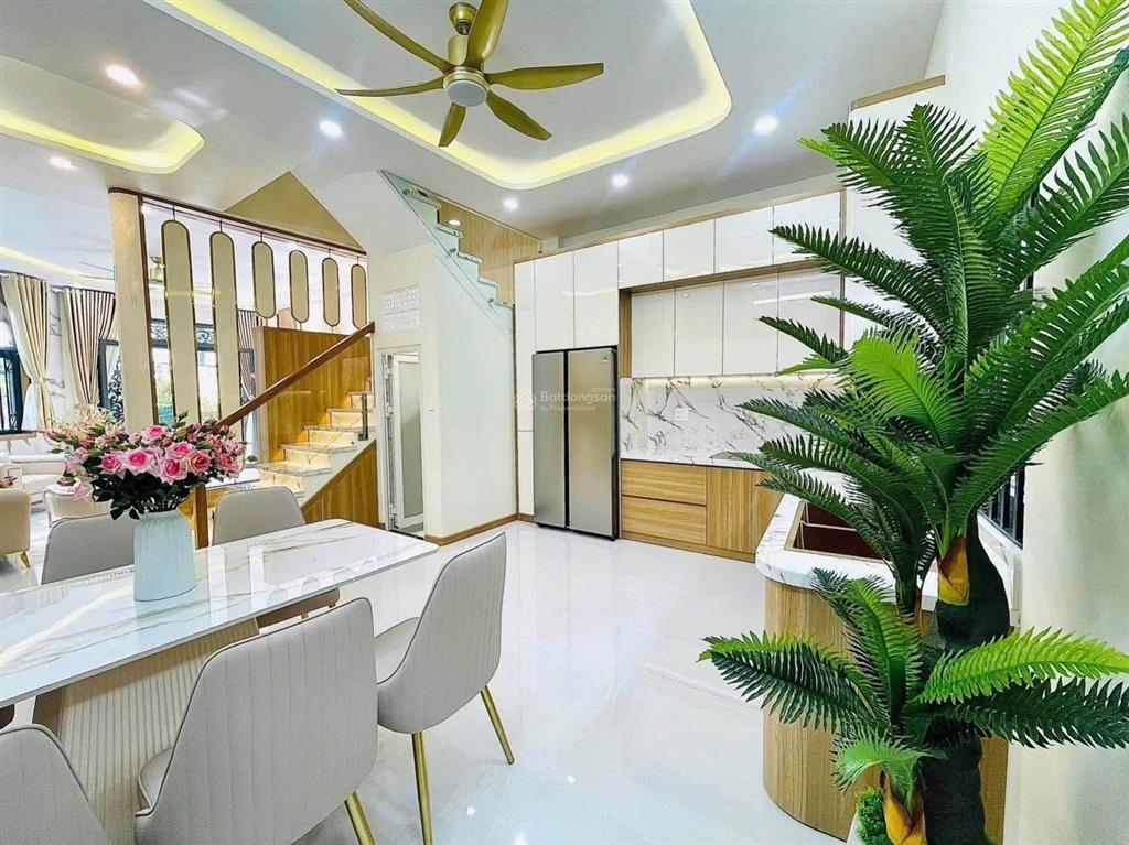 Bán siêu phẩm ngang 5m view đẹp kế bên siêu thị emart