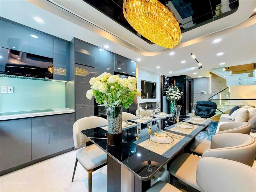 Bán siêu phẩm thang máy 4 lầu  có 3 phòng master rất sang xịn  giá giảm tới 600 triệu