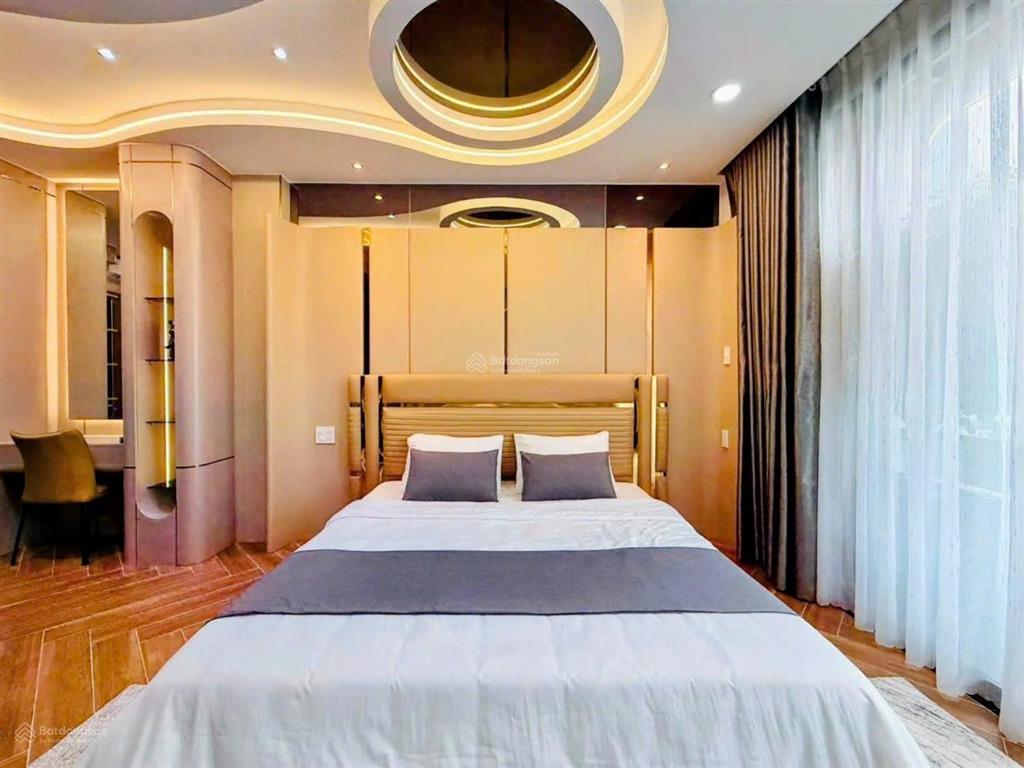 Bán siêu phẩm thang máy 4 lầu  có 3 phòng master rất sang xịn  giá giảm tới 600 triệu