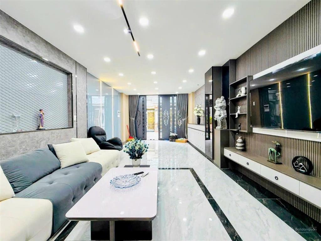 Bán siêu phẩm thang máy 4 lầu  có 3 phòng master rất sang xịn  giá giảm tới 600 triệu