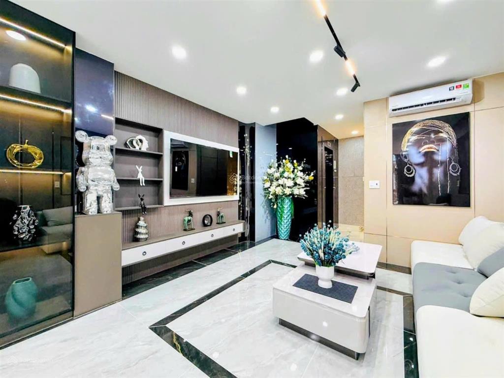 Bán siêu phẩm thang máy 4 lầu  có 3 phòng master rất sang xịn  giá giảm tới 600 triệu