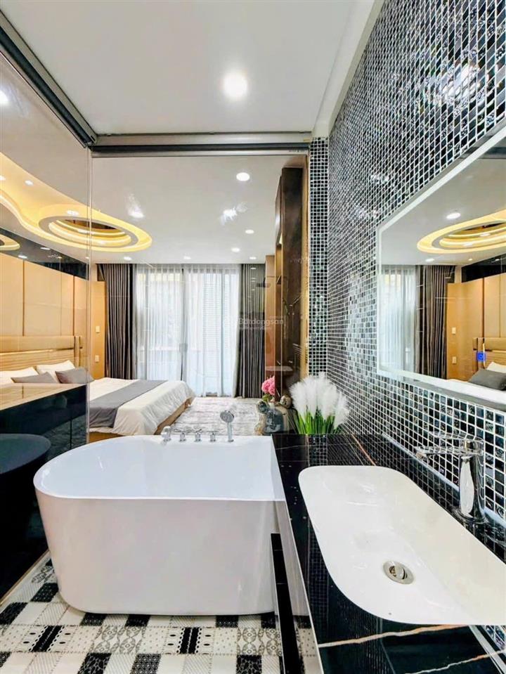 Bán siêu phẩm thang máy 4 lầu  có 3 phòng master rất sang xịn  giá giảm tới 600 triệu
