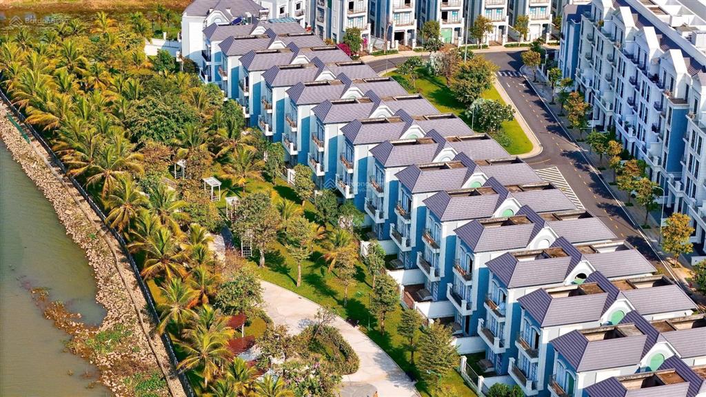 Bán biệt thự đơn lập view hồ gần bến du thuyền giá chỉ 40 tỷ