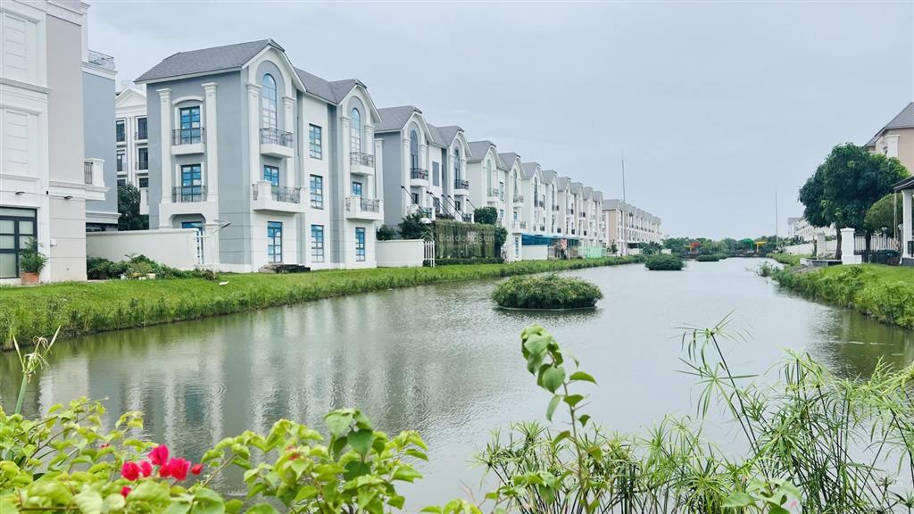 Biệt thự sen súng 250 m2 cần bán gấp giá 28 tỷ thuế ai nấy đóng  0938 703 ***