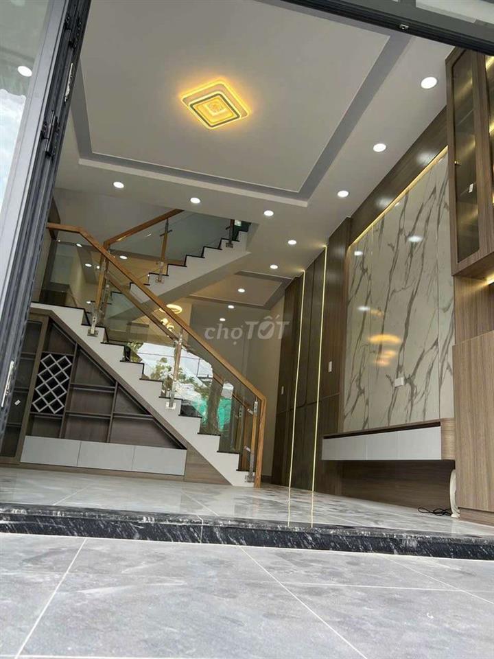 Nhỉnh  2 tỷ có nhà đẹp, trệt lầu 4x11,