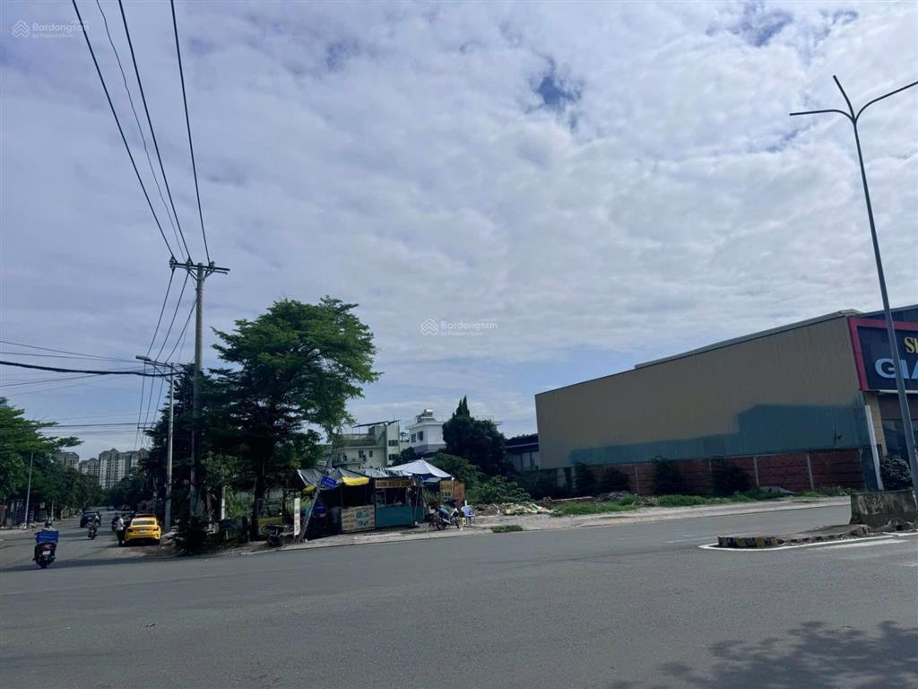 Lô góc 3 mặt tiền đông hưng thuận 02, quận 12, dt 20 x100m, full thổ cư, tiện phân lô
