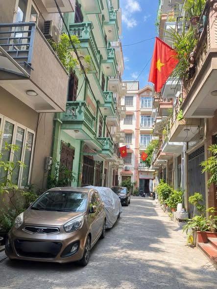 12.4 TỶ - BÁN GẤP NHÀ RIÊNG 47M2 NGÕ 165 DƯƠNG QUẢNG HÀM - Ô TÔ VÀO NHÀ - DÂN XÂY - SỔ VUÔNG A4- KINH DOANH
