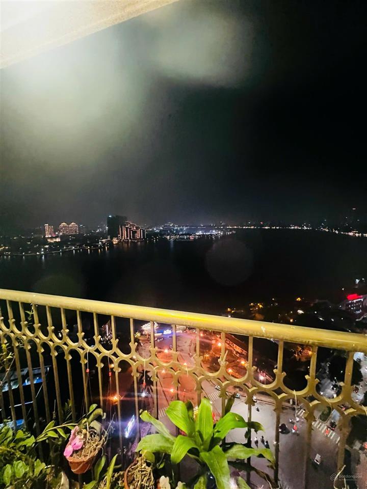 Gia đình cần cho thuê căn hộ 4pn view ôm trọn hồ tây giá tốt
