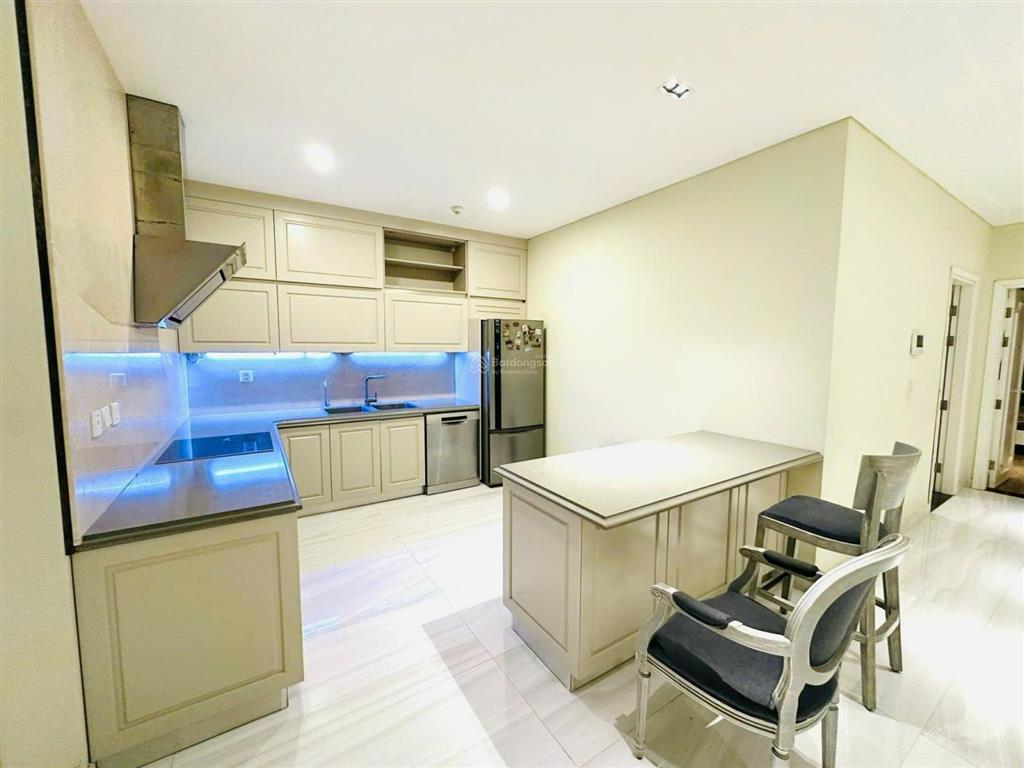 Gia đình cần cho thuê căn hộ 4pn view ôm trọn hồ tây giá tốt
