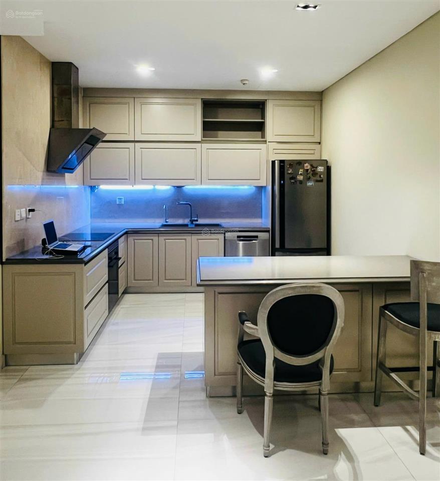 Gia đình cần cho thuê căn hộ 4pn view ôm trọn hồ tây giá tốt