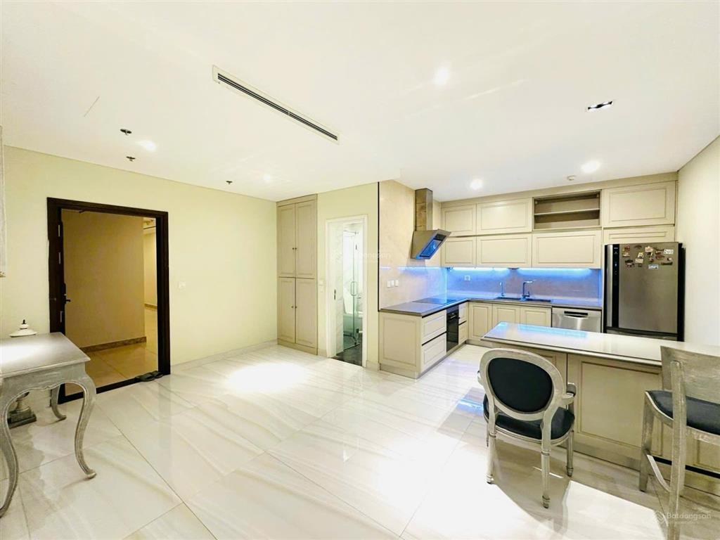 Gia đình cần cho thuê căn hộ 4pn view ôm trọn hồ tây giá tốt