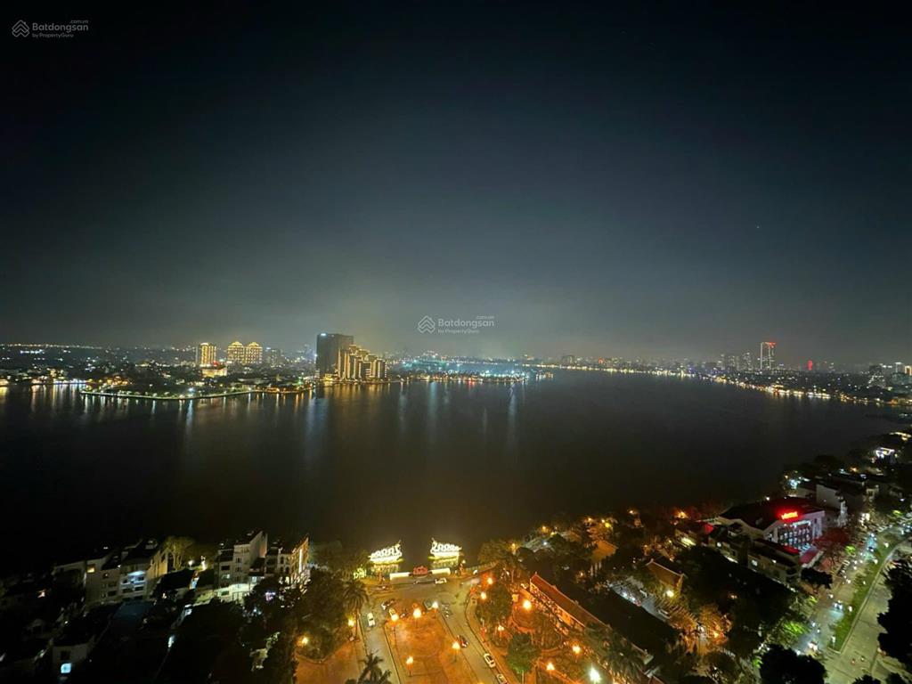 Gia đình cần cho thuê căn hộ 4pn view ôm trọn hồ tây giá tốt