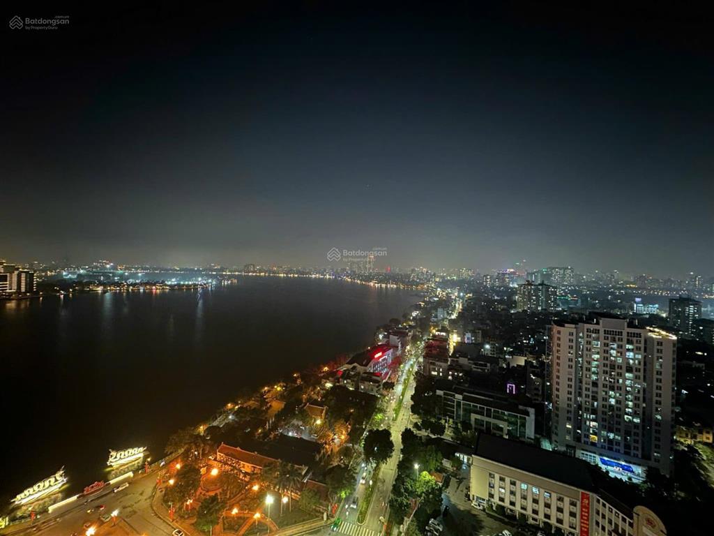 Gia đình cần cho thuê căn hộ 4pn view ôm trọn hồ tây giá tốt