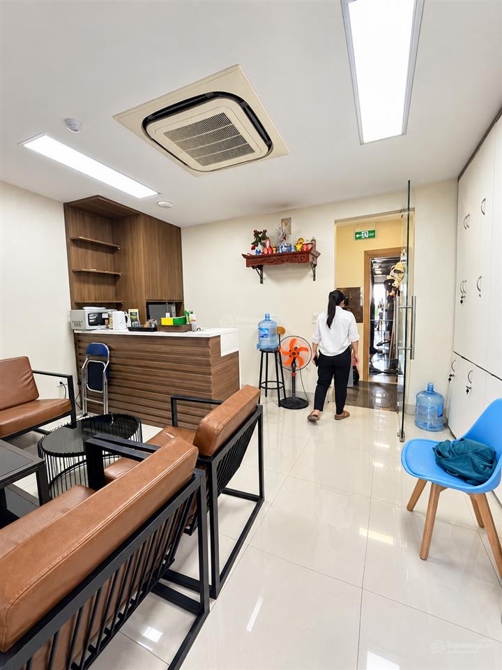 Hơn 20 tỷ, nhà phân lô tqh cầu giấy, thang máy, ngõ thông ô tô tránh, vỉa hè khủng, dt65m7tmt5m.